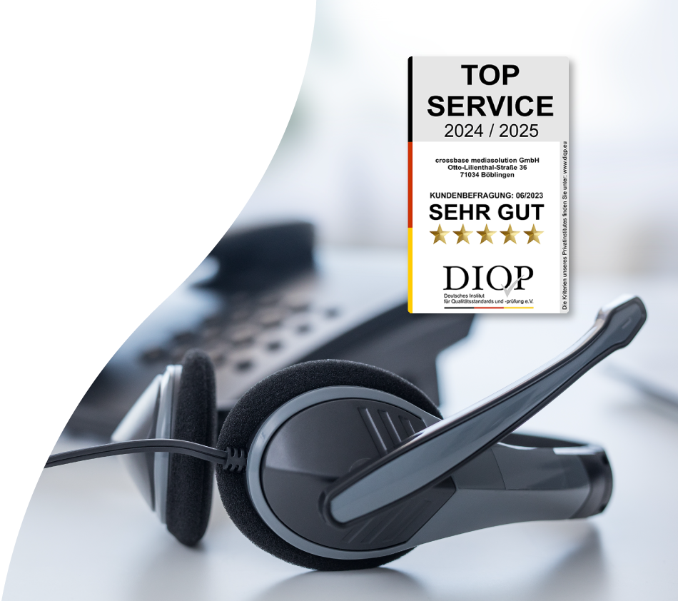 Au premier plan, on peut voir le logo Top Service pour l'année 2024/25 personnalisé sur crossbase. En arrière-plan se trouve une table avec un casque et un téléphone filaire. Ces deux éléments symbolisent l'accessibilité et le service de crossbase.